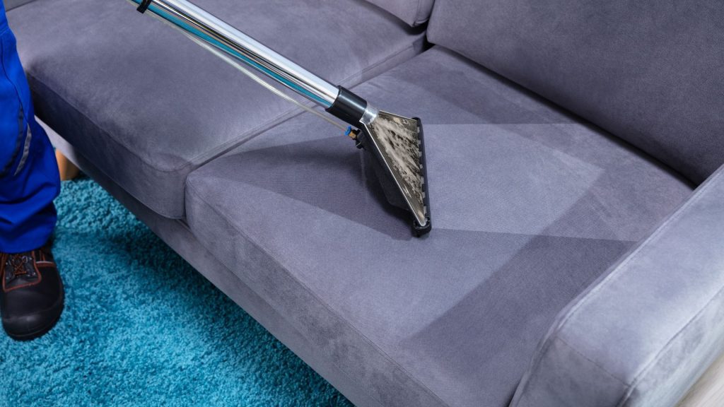 Como funciona a limpeza de sofá?